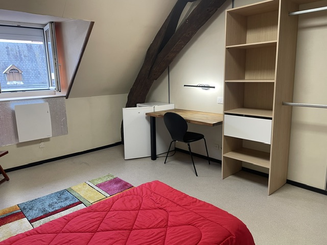 Chambre 10 / 400 euros/mois TCC