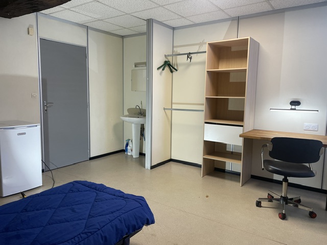 Chambre 8 / 400 euros/mois TCC